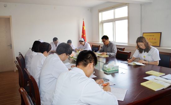 膠州市阜安街道社區(qū)衛(wèi)生服務(wù)中心開展“兩學(xué)一做”集中學(xué)習(xí)