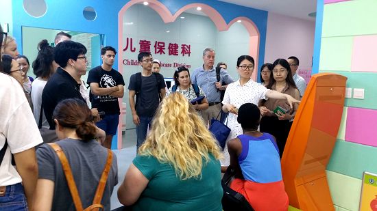  7月15日，澳大利亞阿德萊德大學(xué)和山東大學(xué)公共衛(wèi)生學(xué)院的交流生，到濟(jì)南市舜玉路辦事處社區(qū)衛(wèi)生服務(wù)中心參觀數(shù)字化預(yù)防接種門診工作程序，賓主進(jìn)行了友好交流。中心主任給來訪的師生詳細(xì)講解了中心的概況及數(shù)字化預(yù)防接種門診的應(yīng)用，并一一解答了