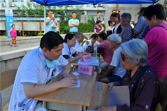 青島市首屆“三伏養(yǎng)生節(jié)”暨2016年“健康中國(guó)行”主題宣傳活動(dòng)正式啟動(dòng)