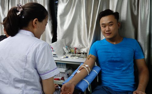 棗莊：炎熱酷暑擋不住愛心市民奉獻(xiàn)的腳步