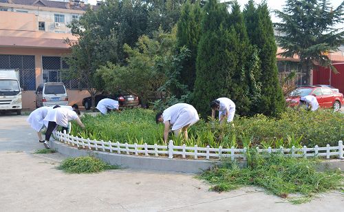 膠州市阜安街道社區(qū)衛(wèi)生服務(wù)中心進(jìn)行環(huán)境衛(wèi)生整治