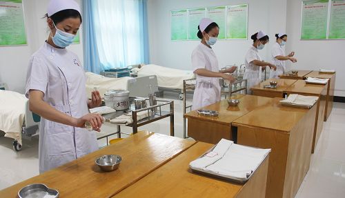 圖為臺兒莊區(qū)人民醫(yī)院進行的無菌技術操作訓練