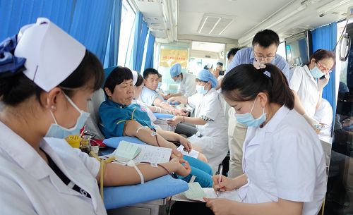 棗莊市中心血站目前供應(yīng)全市21家醫(yī)院臨床用血，日均供應(yīng)最低約180個單位(1個單位為200毫升)，按平均每個獻血者貢獻1.5個單位來計算，每天至少需要120位愛心人士參加獻血才能保證臨床輸血工作的正常運行。
