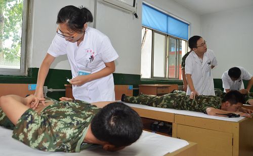 淄博市中西醫(yī)結(jié)合醫(yī)院深入部隊(duì)義診 中醫(yī)治療運(yùn)動(dòng)損傷受青睞