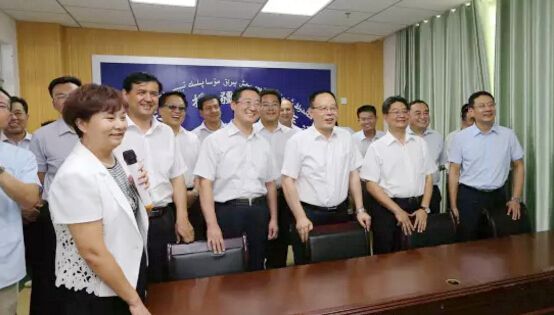 孫偉副省長視察由山東省援建的遠程視頻診療系統(tǒng)，并與山東省立醫(yī)院專家視頻通話