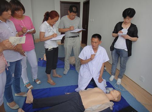 8月18日下午，膠州市衛(wèi)生計生干部培訓(xùn)中心順利舉辦了第五期青島市繼續(xù)醫(yī)學(xué)教育培訓(xùn)班，來自全市各醫(yī)療衛(wèi)生單位的300余名衛(wèi)生專技人員參加了培訓(xùn)，截至目前，2016年已培訓(xùn)衛(wèi)生專技人員1600余人次。