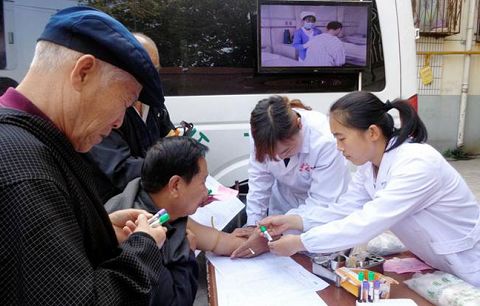 硬化、亮化、綠化、美化，獨具特色;干凈明潔的中心大院、整齊劃一的停車位、統(tǒng)一的健康知識宣傳窗欄，草花飄香的綠化花園……儼然一處優(yōu)雅閑適的文化院所;門診大廳方便的設(shè)施、溫馨的標語、整潔的環(huán)境、微笑的服務(wù)、導(dǎo)醫(yī)的熱情，處處體現(xiàn)出對生命的尊重、對生命的呵護……走進滕州市善南街道社區(qū)衛(wèi)生服務(wù)中心，無不讓患者感受到濃濃親情和絲絲暖意。