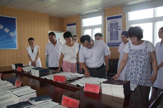 為迎接慶祝建黨95周年，謳歌中華民族實(shí)現(xiàn)偉大復(fù)興的百年奮斗歷程，激發(fā)全院團(tuán)青年的愛國(guó)、愛黨熱情，切實(shí)增強(qiáng)對(duì)婦幼事業(yè)的責(zé)任感和使命感，從七月到八月，滕州市婦幼保健院在全院廣泛開展“慶七一，我為黨旗添光彩”為主題的紅色文化主題教育系列活動(dòng)，以實(shí)際行動(dòng)迎接和慶祝建黨95周年。