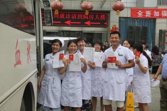 為迎接慶祝建黨95周年，謳歌中華民族實(shí)現(xiàn)偉大復(fù)興的百年奮斗歷程，激發(fā)全院團(tuán)青年的愛國(guó)、愛黨熱情，切實(shí)增強(qiáng)對(duì)婦幼事業(yè)的責(zé)任感和使命感，從七月到八月，滕州市婦幼保健院在全院廣泛開展“慶七一，我為黨旗添光彩”為主題的紅色文化主題教育系列活動(dòng)，以實(shí)際行動(dòng)迎接和慶祝建黨95周年。