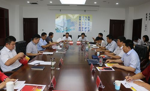   9月2日上午，濱州召開全市疾控工作推進(jìn)會(huì)議，總結(jié)調(diào)度今年以來疾控各項(xiàng)工作開展情況，深入分析當(dāng)前疾控工作面臨的形勢(shì)和任務(wù)，并對(duì)年內(nèi)疾控重點(diǎn)工作做出了安排部署。市疾控中心領(lǐng)導(dǎo)班子成員、各縣區(qū)疾控機(jī)構(gòu)負(fù)責(zé)人、辦公室主任共計(jì)29人參加會(huì)議，市疾控中心主任、書記張其雷主持會(huì)議并講話。