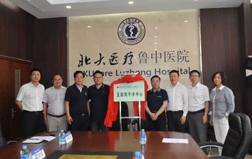  9月3日，名醫(yī)主刀簽約淄博互聯(lián)網(wǎng)手術(shù)中心掛牌儀式在北大醫(yī)療魯中醫(yī)院圓滿舉行。淄博衛(wèi)計(jì)委黨委副書記、調(diào)研員宋曉東，名醫(yī)主刀創(chuàng)始人兼副董事長吳勇，北京朝陽醫(yī)院疝和腹壁外科著名教授劉素君，北大醫(yī)療魯中醫(yī)院相關(guān)負(fù)責(zé)人出席儀式。