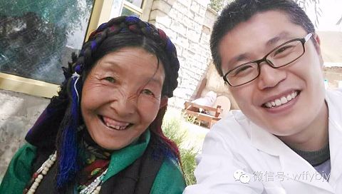 8月22日，濰坊市婦幼保健院超聲科主治醫(yī)師戴振強告別同事及家人，身背儀器(因為攜帶的是精密儀器，不能托運，只能肩扛。)前往遠在近4000公里的西藏，隨同濰坊市援藏醫(yī)療隊參加國家第二批援藏包蟲病流行病學調(diào)查醫(yī)療隊，進駐西藏南木林，開展包蟲病檢查防治工作。