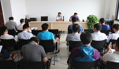 9月7日上午，濟(jì)南市衛(wèi)生計(jì)生委召開全市衛(wèi)生計(jì)生系統(tǒng)安全生產(chǎn)專題會議，安排部署迎接國務(wù)院安委會安全生產(chǎn)巡查各項(xiàng)準(zhǔn)備工作。市愛衛(wèi)辦主任齊先文參加會議并講話，各縣(市)區(qū)衛(wèi)生計(jì)生局(衛(wèi)生局)和委屬各單位分管負(fù)責(zé)人參加了會議。