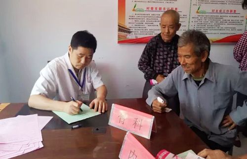 濰坊名醫(yī)、手足骨科主任馮云華為濰坊臨朐縣寺頭鎮(zhèn)楊莊村居民義診