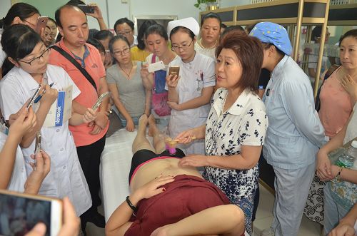  “按摩的時候手法是這樣的嗎?”“雷火灸療法對減肥真的有效?”……9月12日，應邀到山東省淄博市中西醫(yī)結合醫(yī)院進行雷火灸會診治療的重慶趙氏雷火灸傳統(tǒng)醫(yī)藥研究所所長張麗，被學員和患者圍了個水泄不通。