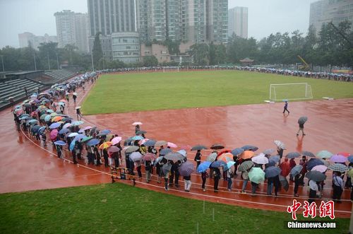 9月18日，四川大學120周年校慶“千名華西醫(yī)生在身邊”大型義診活動在四川大學華西校區(qū)舉行，現(xiàn)場有涵蓋口腔、藥學、護理、衛(wèi)生、法醫(yī)學專業(yè)的上千名醫(yī)務人員組成的專家團隊進行義診?，F(xiàn)場陰雨連連，來義診的患者絡繹不絕。排隊進場的患者繞著操場排了一圈又一圈。進到義診現(xiàn)場，一眼望去都是各色各樣的傘，幾乎遮住了兩旁的義診帳篷。 四川大學 供圖
