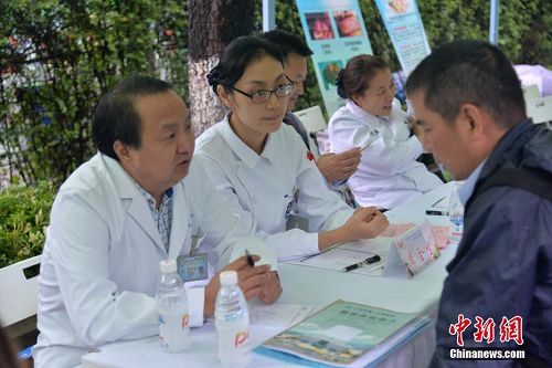 川大華西千醫(yī)義診人氣爆棚 市民冒雨求醫(yī) 