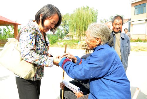 自從與沂源縣悅莊鎮(zhèn)西遼軍部村共建幫扶結(jié)對(duì)活動(dòng)以來(lái)，淄博市中西醫(yī)結(jié)合醫(yī)院始終把村民生活質(zhì)量的提升當(dāng)做一項(xiàng)重要工作來(lái)抓，注重活動(dòng)實(shí)效，確保取得實(shí)效。10月9日一早天剛蒙蒙亮，醫(yī)院的醫(yī)療專家們就踏上了前往義診的高速公路。2個(gè)多小時(shí)之后，汽車駛進(jìn)了沂源縣悅莊鎮(zhèn)西遼軍部村的文化廣場(chǎng)，村民們?cè)缭缇驮谶@里等著醫(yī)療隊(duì)專家們的到來(lái)。