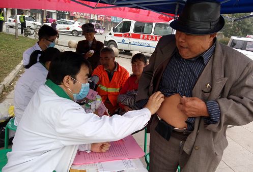 　“10.17”為全國(guó)扶貧日，由曹縣中醫(yī)院8名醫(yī)護(hù)人員組成的健康扶貧義診醫(yī)療隊(duì)，到縣人民廣場(chǎng)開展“扶貧日”義診活動(dòng)。