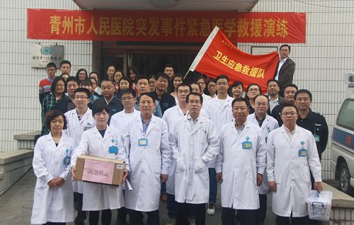  10月18日下午4時(shí)，青州市人民醫(yī)院舉行突發(fā)事件緊急醫(yī)學(xué)救援演練，以檢驗(yàn)對(duì)《青州市人民醫(yī)院突發(fā)公共衛(wèi)生事件醫(yī)療衛(wèi)生救援應(yīng)急預(yù)案》的工作流程及技術(shù)要求的掌握程度，應(yīng)急物資籌備情況。通過演練進(jìn)一步完善預(yù)案，使預(yù)案具有可操作性