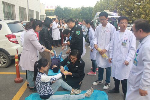 青州市人民醫(yī)院舉行突發(fā)事件緊急醫(yī)學(xué)救援演練