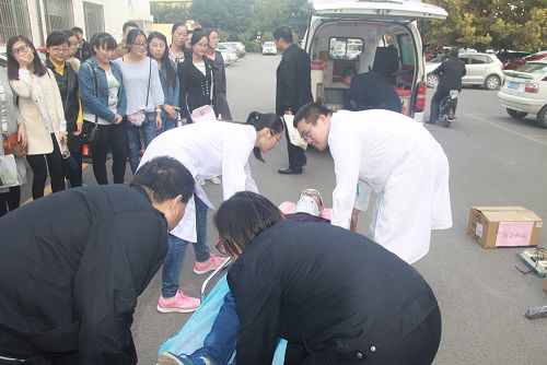 青州市人民醫(yī)院舉行突發(fā)事件緊急醫(yī)學(xué)救援演練