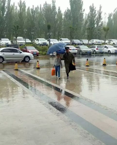 秋風(fēng)冷雨 棗莊市某醫(yī)院保安一次次為患者撐傘溫暖感動(dòng)!