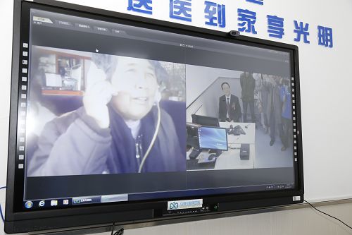 10月27日，位于青島市李滄區(qū)大嶗路1118號的青島眼科醫(yī)院北部院區(qū)正式啟用，當天青島市慈善總會“夕陽紅慈善光明基金”也同步啟動，設(shè)立300萬元慈善基金，擴大公益白內(nèi)障手術(shù)的幫扶范圍，島城符合條件的白內(nèi)障患者均有機會申請到免費白內(nèi)障手術(shù)名額。新院區(qū)啟用后，還將建成首個烏鎮(zhèn)互聯(lián)網(wǎng)醫(yī)院眼科會診中心，患者不出門就能享受名醫(yī)會診服務(wù)。