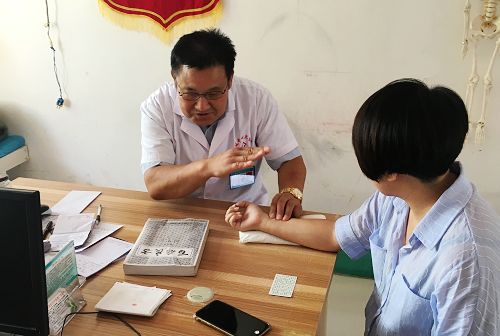 大醫(yī)未必在名院，中醫(yī)尤其如此。臨沂市蘭陵縣長城鎮(zhèn)衛(wèi)生院中醫(yī)科老中醫(yī)潘廣茂，出生于長城鎮(zhèn)二廟村，世代中醫(yī)的家學(xué)淵源很早便注定了他的人生道路和職業(yè)生涯。祖上潘興師老先生，曾是當(dāng)?shù)赜忻闹嗅t(yī)，因醫(yī)術(shù)高超，擅長治療各種疑難雜癥，被收錄于《臨沂名醫(yī)志》。到潘廣茂，已經(jīng)是祖?zhèn)髦嗅t(yī)的第五代傳人。