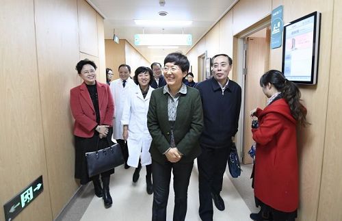 11月10日上午，山東省政府副省長王隨蓮到山東省婦幼保健院(山東省婦產(chǎn)醫(yī)院)出席“世界早產(chǎn)兒日”宣傳活動。