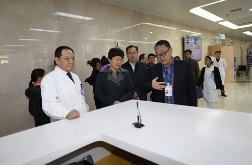 山東省副省長王隨蓮到省婦幼保健院參加“世界早產(chǎn)兒日”宣傳活動