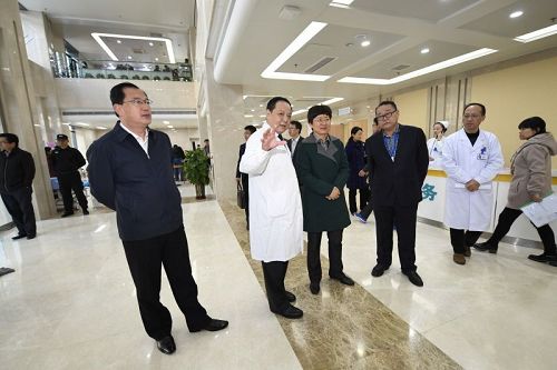 山東省副省長王隨蓮到省婦幼保健院參加“世界早產(chǎn)兒日”宣傳活動