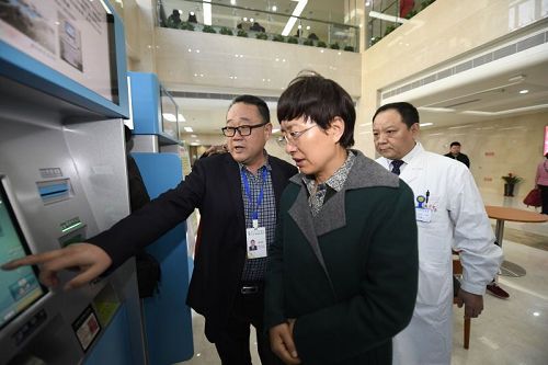 山東省副省長王隨蓮到省婦幼保健院參加“世界早產(chǎn)兒日”宣傳活動