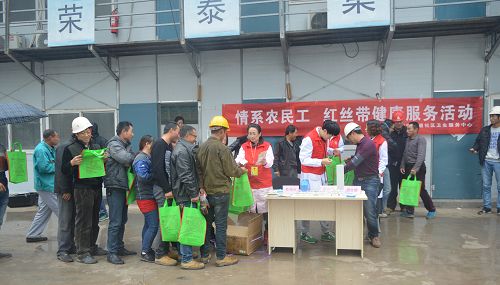  農(nóng)民工群體是目前艾滋病防治的重點(diǎn)干預(yù)對(duì)象之一，為更加廣泛、深入地開(kāi)展有關(guān)宣傳教育工作，把艾滋病防治知識(shí)送到基層，共同筑起一道艾滋病防線(xiàn)。根據(jù)疾控中心要求，膠州市阜安社區(qū)衛(wèi)生服務(wù)中心積極開(kāi)展農(nóng)民工防御艾滋病宣傳教育活動(dòng)。