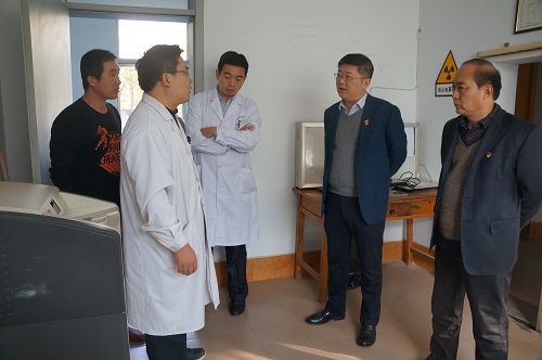  安全生產(chǎn)無小事，近日，淄博市婦幼保健院高青院區(qū)院長王海濤帶領(lǐng)院領(lǐng)導(dǎo)班子及辦公室、后勤部主任深入醫(yī)院各個科室進行安全生產(chǎn)巡查和重點部位的督導(dǎo)工作。每到一科室，醫(yī)院督導(dǎo)組都仔細查看，檢查消防栓設(shè)置是否符合要求、安全生產(chǎn)管理是否規(guī)范等，對發(fā)現(xiàn)的安全隱患現(xiàn)場提出整改要求。