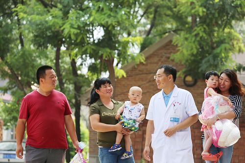    “孩子睡覺怎樣呀?食欲好嗎?”淄博市中西醫(yī)結(jié)合醫(yī)院心臟外科李軍朋主任帶領(lǐng)他的醫(yī)師團(tuán)隊(duì)，正在例行每天的早晨查房。“挺好的，李主任，自從做了手術(shù)，吃飯好了，活動量大了，睡覺也安穩(wěn)了，太謝謝你了，李主任，為了表示我們?nèi)业闹x意，給你送來了錦旗”。小患者艷艷的父親，激動的從身后拿出一個紅色的錦旗，滿含熱淚的送到李軍朋主任的手里。這是發(fā)生在淄博市中西醫(yī)結(jié)合醫(yī)院的感人一幕，在過去的幾個月內(nèi)相同的一幕已經(jīng)多次出現(xiàn)。