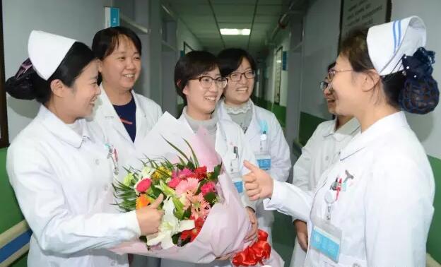 淄博市中西醫(yī)結(jié)合醫(yī)院腫瘤科：患者送鮮花表謝意 同事豎起大拇指