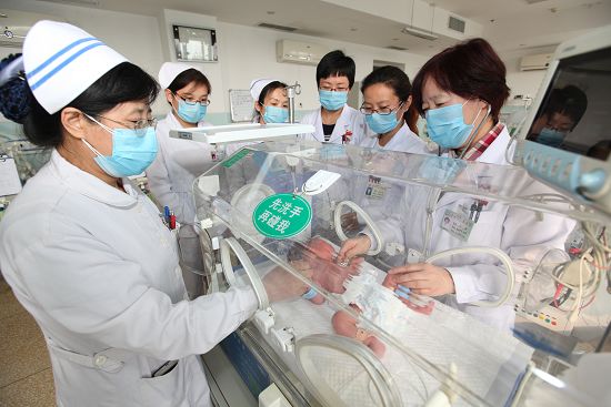 03 醫(yī)院作為德州市唯一孕產(chǎn)婦及新生兒危急重癥救治中心。不斷強(qiáng)化專業(yè)醫(yī)師培訓(xùn)、配備和完善硬件設(shè)備、健全相關(guān)規(guī)章制度，極大地提升了專業(yè)診治能力，為全市及周邊地區(qū)孕產(chǎn)婦、新生兒的健康安全提供可靠保障。