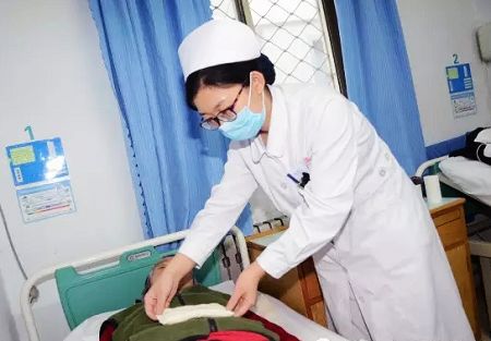 70歲的王大爺是一名肺癌骨轉移患者，剛入院院時全身疼得厲害，晚上無法入睡，淄博市中西醫(yī)結合醫(yī)院的醫(yī)生對患者疼痛進行了評估，并且每4個小時進行一次動態(tài)疼痛評估。一開始，王大爺并不十分配合治療，擔心對止痛藥產生依賴性，通過醫(yī)護人員的耐心解釋，患者勉強同意接受治療。三個月的規(guī)范治療后，患者的疼痛明顯緩解，睡眠質量顯著提升，食欲也明顯改善