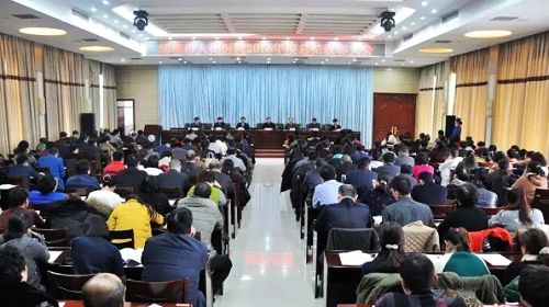 2月8日，鄒城市人民醫(yī)院召開2016年度工作總結(jié)表彰大會(huì)。鄒城市政府副市長(zhǎng)趙洪新、市衛(wèi)計(jì)局局長(zhǎng)梁超出席會(huì)議并講話。醫(yī)院領(lǐng)導(dǎo)班子成員、科室負(fù)責(zé)人、獲獎(jiǎng)代表共計(jì)230余人參會(huì)。