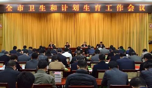   3月14日上午，德州市召開衛(wèi)生和計劃生育工作會議，副市長董紹輝出席。會議對2016年德州市衛(wèi)生計生工作先進單位、先進集體和先進個人進行了表彰。德州市衛(wèi)計委黨組書記、主任馬國忠總結(jié)了2016年全市衛(wèi)生計生工作，并安排部署2017年重點工作任務(wù)。據(jù)悉，2017年，德州市將啟動?xùn)|部醫(yī)療中心建設(shè)項目，新建集醫(yī)療、科研、康復(fù)、急救等為一體的現(xiàn)代化綜合醫(yī)院，總投資13億元，年度投資3億元。