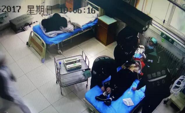 3月26日上午十點多，一輛三輪車直接開到了淄博市中西醫(yī)結合醫(yī)院急診科門外，當班醫(yī)護人員發(fā)現(xiàn)，三輪車后座上有一位面色萎黃、垂頭塌肩的老人，醫(yī)護急步向前，呼其不應，果斷判斷患者病情危重，需要急救，于是立即開通急救綠色通道。