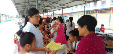 滕州市善南社區(qū)衛(wèi)生服務(wù)中心入戶宣傳手足口病防控知識