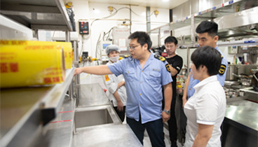 關(guān)注城市綜合體食品安全 臨沂市市場監(jiān)管局突擊檢查齊魯園廣場3家餐廳