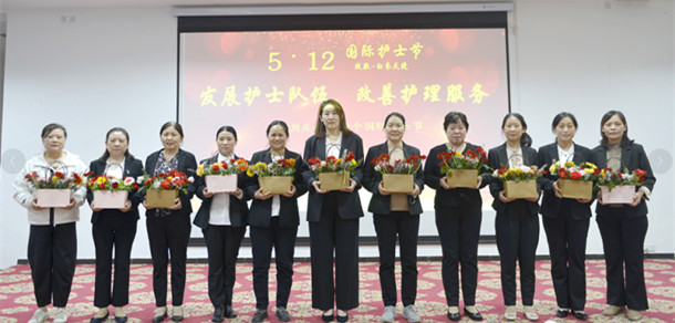 菏澤市立醫(yī)院舉辦“5·12”國際護士節(jié)慶?；顒?></a>
                  <div   id="w8ealci"   class="caption">
                    <p class="title"><a href="/a/heze/tupian/2023/0517/54665.html" target="_blank">菏澤市立醫(yī)院舉辦“5·12”國際護士節(jié)慶?；顒?/a></p>
                
                    <p><a href="/a/heze/tupian/2023/0517/54665.html">5月12日，為慶祝第112個國際護士節(jié)，弘揚南丁格爾精神，菏澤市立醫(yī)院護理部舉辦了發(fā)展護士隊伍，改善</a></p>
                  </div>
                </div>
              </li>
<li>
                <div   id="422zank"   class="slide"> <a href="/a/heze/tupian/2023/0110/52521.html" target="_blank" ><img src=