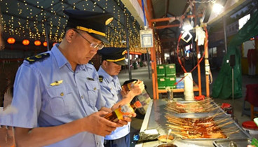 鄄城縣市場(chǎng)監(jiān)管局古泉所開展夏季夜市食品安全專項(xiàng)整治行動(dòng)