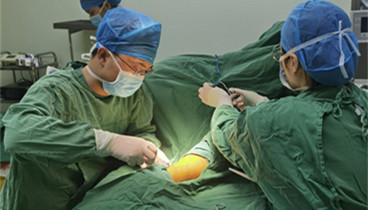 梁山縣人民醫(yī)院完成縣域內(nèi)首例高位動靜脈內(nèi)瘺手術(shù)，助力尿毒癥患者重獲生機(jī)