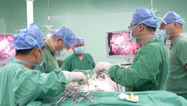 大病不出縣！梁山縣人民醫(yī)院與北京腫瘤專(zhuān)家團(tuán)隊(duì)強(qiáng)強(qiáng)聯(lián)手，成功實(shí)施高難度肺癌根治術(shù)