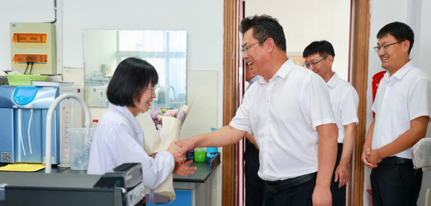 濱州醫(yī)學(xué)院領(lǐng)導(dǎo)帶隊(duì)開(kāi)展教師節(jié)走訪慰問(wèn)