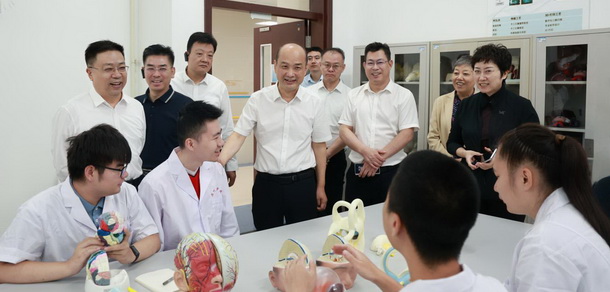 中國(guó)殘聯(lián)黨組成員、副理事長(zhǎng)胡向陽(yáng)到濱州醫(yī)學(xué)院考察調(diào)研